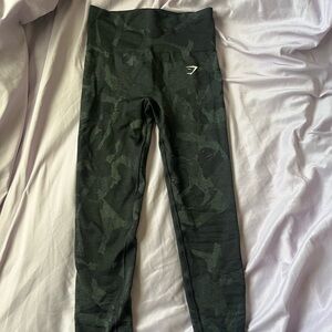 GymShark scrunch butt leggings. camo pattern.